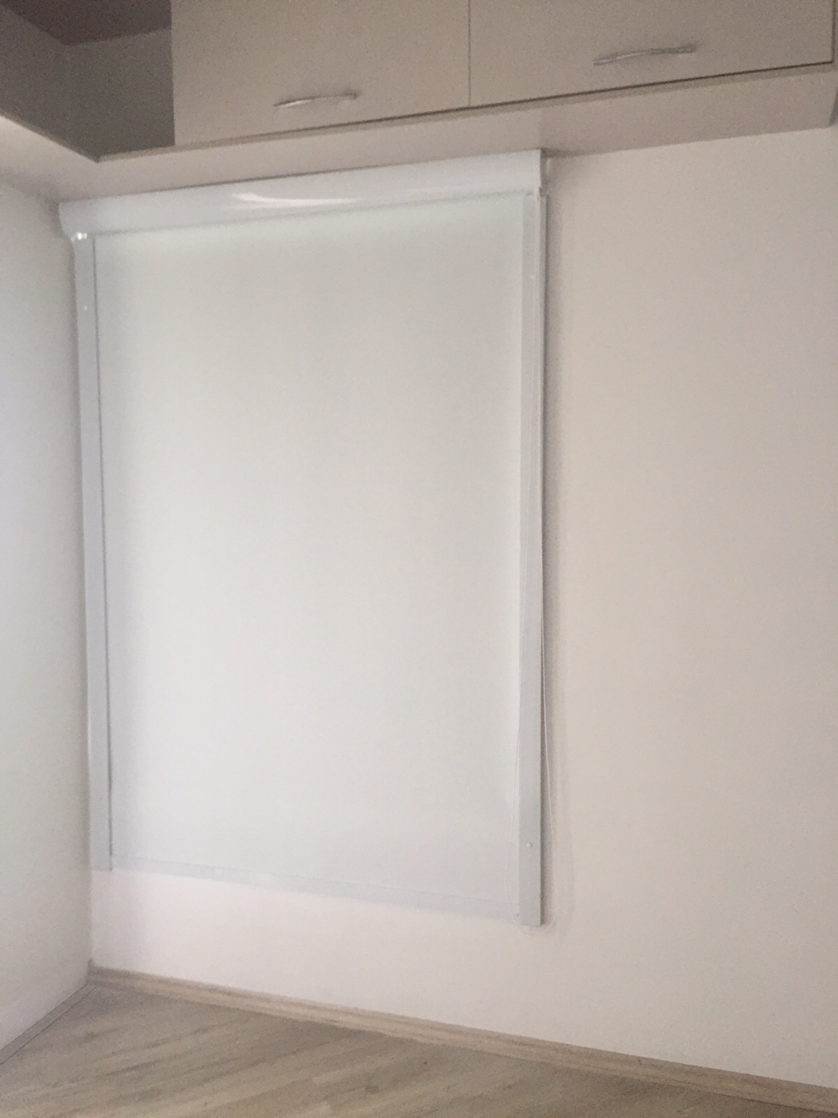 Persianas rolô em área gourmet com vista urbana